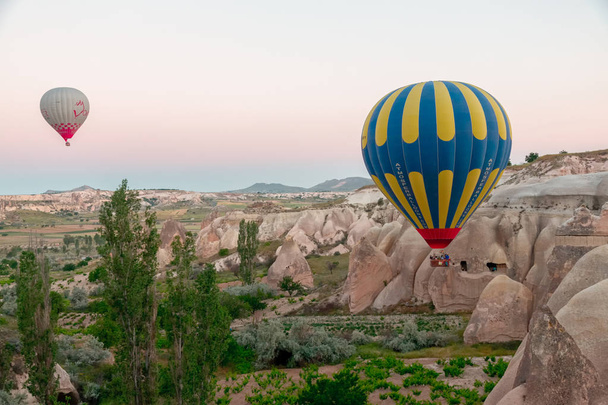 hete luchtballon vliegen over spectaculaire Cappadocië - Foto, afbeelding