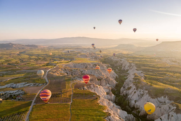 Heißluftballon fliegt über spektakulärem Kappadokien - Foto, Bild