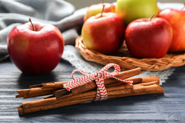 Composition with apples and cinnamon sticks  - Φωτογραφία, εικόνα