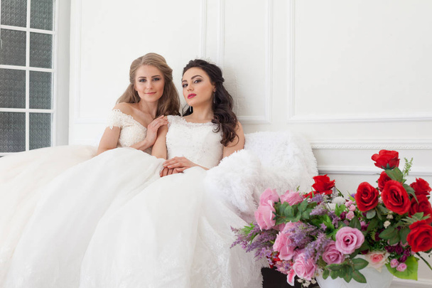 Portret dwóch młodych kobiet w ślubne suknie White Hall - Zdjęcie, obraz