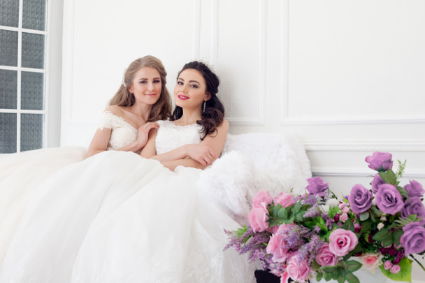 две невесты на свадьбе блондинка подружка брюнетки
 - Фото, изображение