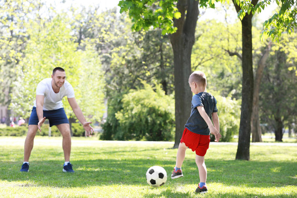 Πατέρας και γιος παίζουν ποδόσφαιρο  - Φωτογραφία, εικόνα