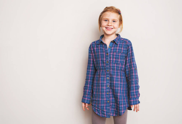 Portrait of happy redhead little girl smiling. - Foto, Bild