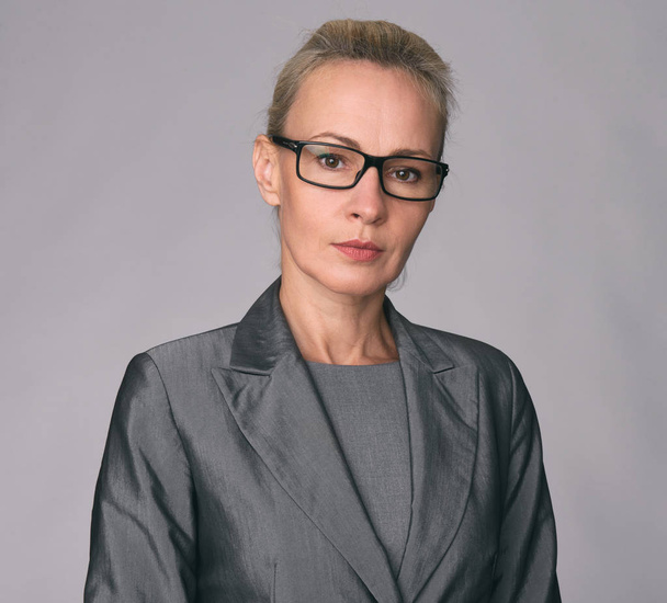 Smiling business woman wearing glasses - Fotografie, Obrázek