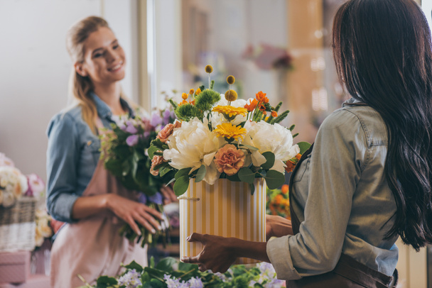 multiethnic florists in flower shop - Foto, imagen