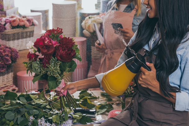 Floristería rociando flores
 - Foto, imagen
