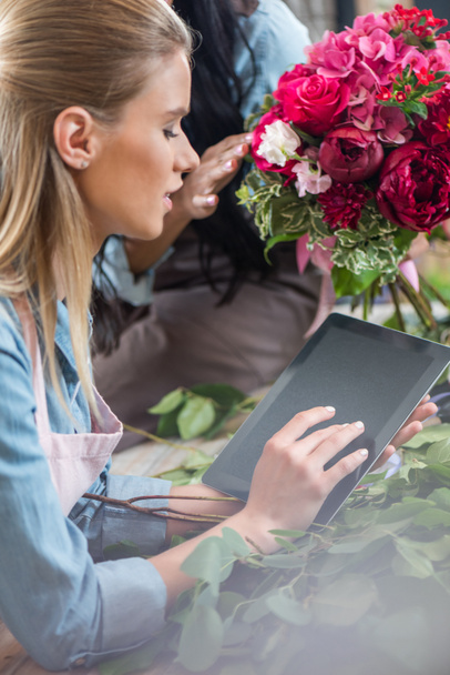 Kwiaciarnia za pomocą cyfrowego tabletu - Zdjęcie, obraz
