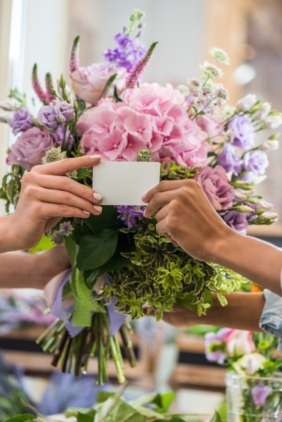 florists holding blank card - Foto, afbeelding