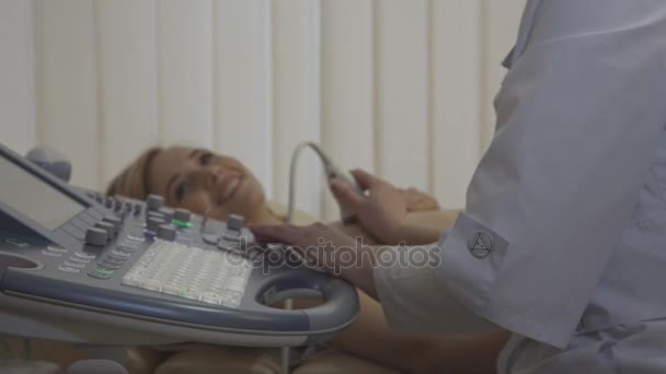 Menina no exame de ultra-som mama no centro médico
. - Filmagem, Vídeo