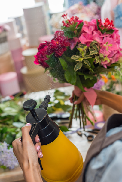 florist spraying flowers - Фото, зображення