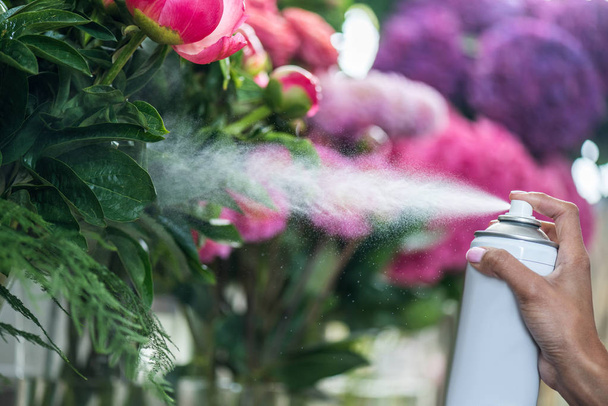 florist spraying flowers - Foto, Bild