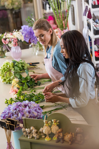 multiethnic florists in flower shop   - Foto, afbeelding