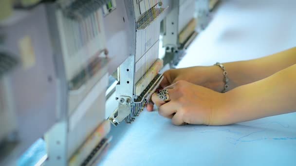 Nahaufnahme Ein Angestellter einer Bekleidungsfabrik arbeitet im Laden für Schnittmuster. - Filmmaterial, Video