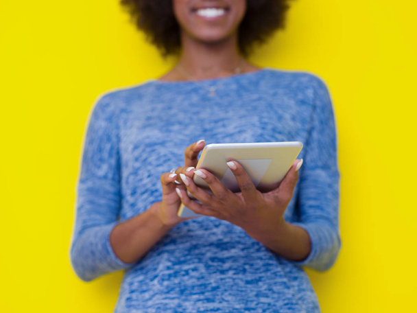 fiatal fekete nő segítségével digitális tabletta - Fotó, kép
