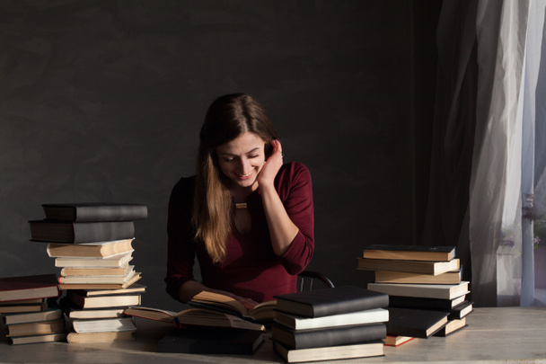 девушка читает книгу готовится к экзамену в библиотеке
 - Фото, изображение