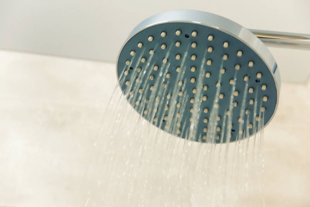 Крупним планом душова голова у ванній
 - Фото, зображення