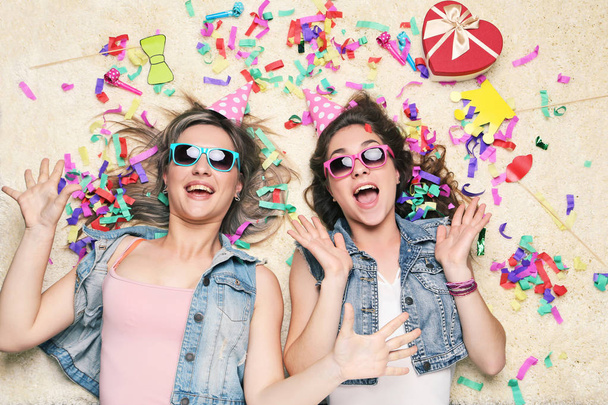 Young women with sunglasses - Foto, Bild