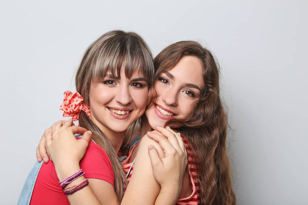 Jonge vrouwen elkaar knuffelen  - Foto, afbeelding