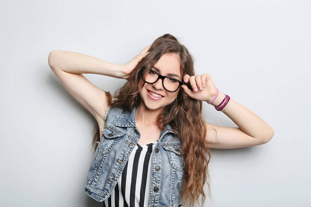νεαρή γυναίκα με γυαλιά  - Φωτογραφία, εικόνα