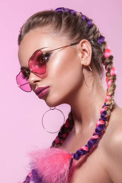 Beautiful portrait of a young girl. Brady and rose-colored glasses. - Foto, afbeelding