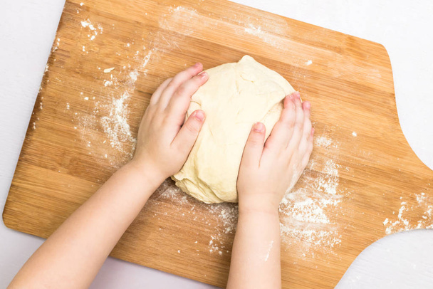 Ręce dzieci zrobić ciasto - Zdjęcie, obraz