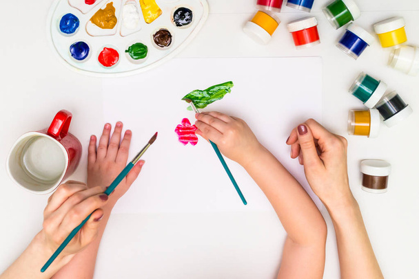Παιδιά ζωγραφική ένα λουλούδι - Φωτογραφία, εικόνα