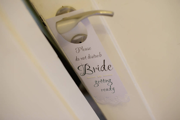 ブライダル専用署名のドアを少し真珠の滴で華やかな結婚式の準備のためのデコレーションのアイデア.  - 写真・画像