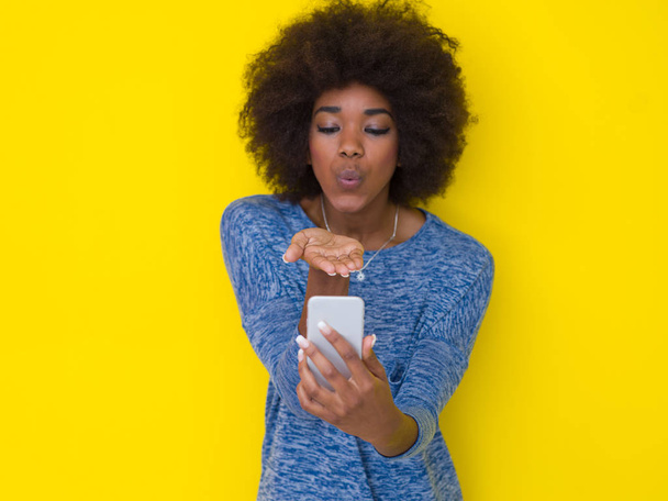 νεαρή μαύρη γυναίκα χρησιμοποιώντας κινητό τηλέφωνο - Φωτογραφία, εικόνα