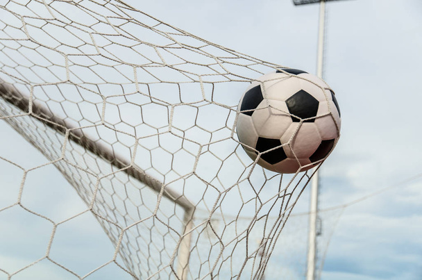 Fútbol fútbol en Goal net con el campo del cielo
. - Foto, Imagen
