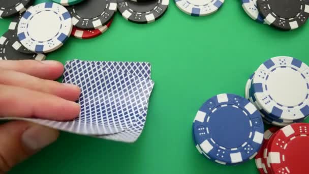 Jugador de Poker hace una apuesta en Poker
 - Metraje, vídeo