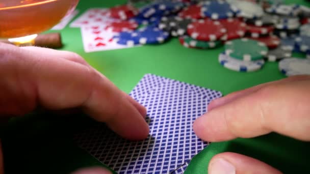 Poker oyuncuları kazanır ve para alır - Video, Çekim