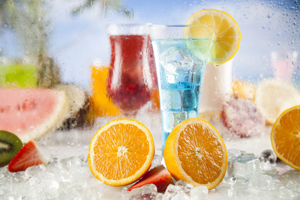Nyáron italok és friss trópusi gyümölcsökkel - Fotó, kép