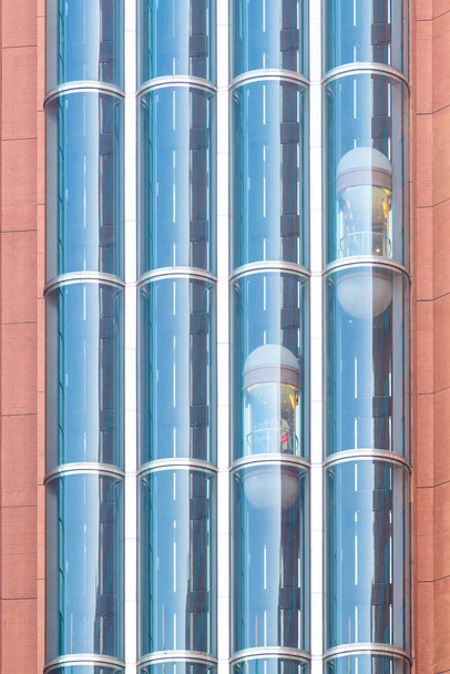 Modern üveg felvonók vagy liftek új üzleti épület központjában - Fotó, kép