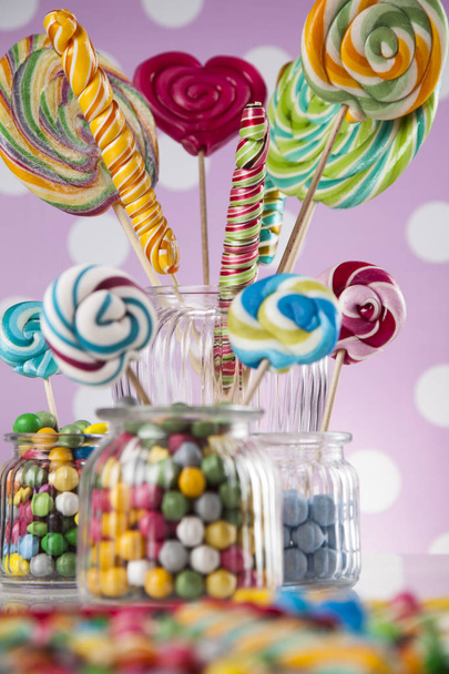 Dulces coloridos en frascos
  - Foto, imagen