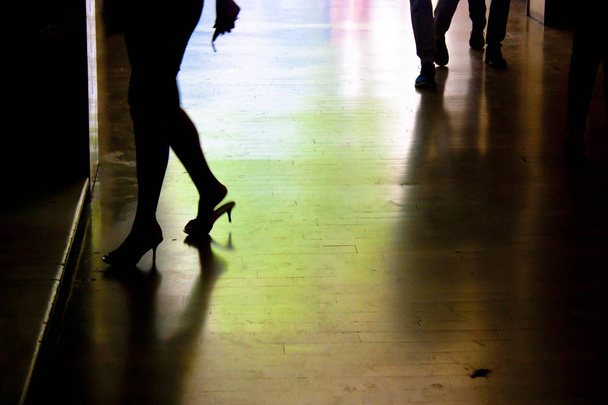 Silueta borrosa y sombra de una mujer y dos hombres piernas
 - Foto, Imagen