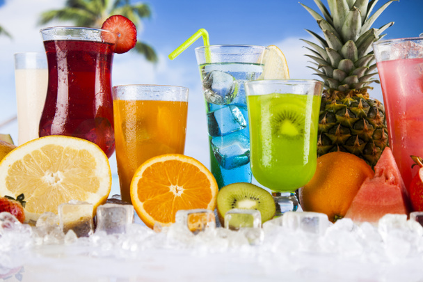 Latem napoje i świeże owoce tropikalne - Zdjęcie, obraz