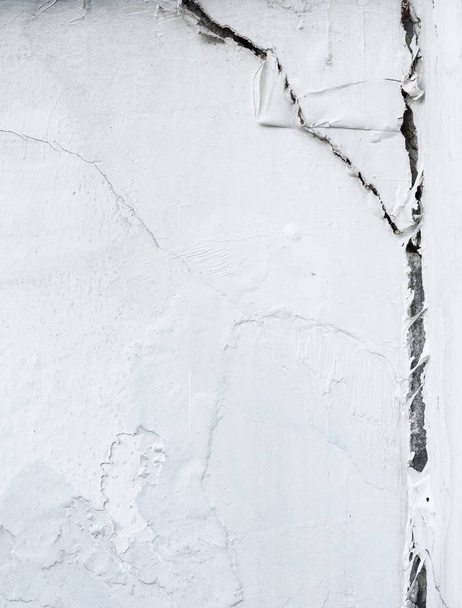 Large crack on the white concrete wall. - Foto, Imagem