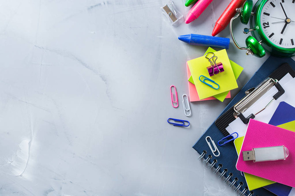Assortiment van schoolbenodigdheden, kleurpotloden, pennen, krijtjes - Foto, afbeelding