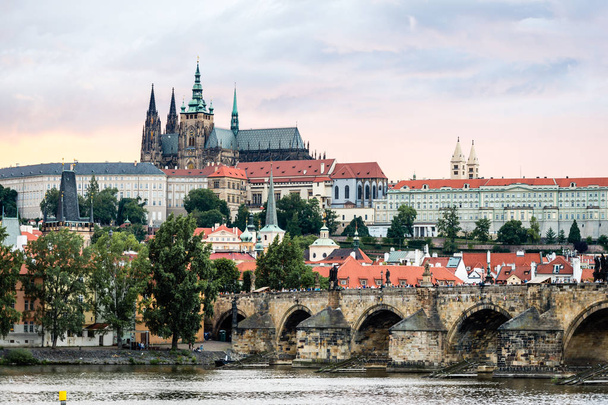 Näkymä Prahan linnasta illalla, Tsekin tasavalta
 - Valokuva, kuva