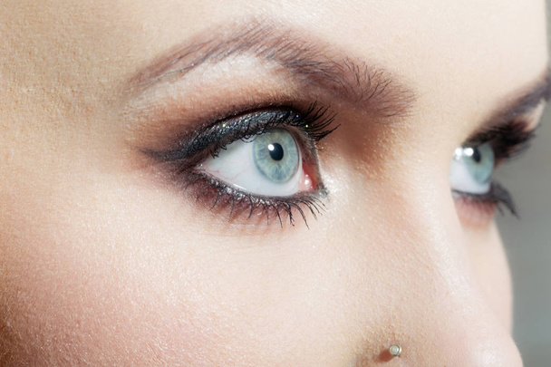 Голубые глаза с яркими тенями
 - Фото, изображение