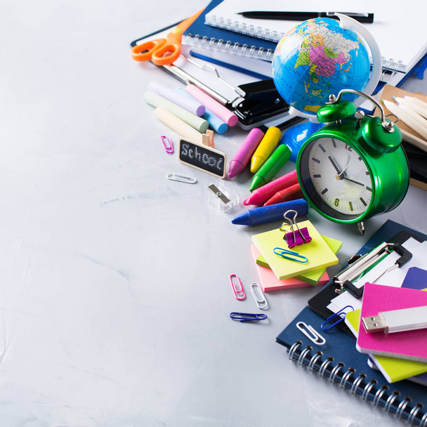 Assortiment de fournitures scolaires, crayons, stylos, craies
 - Photo, image