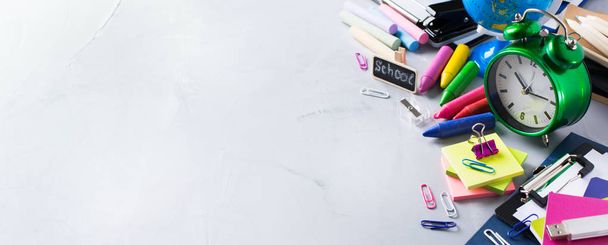 Assortiment van schoolbenodigdheden, kleurpotloden, pennen, krijtjes - Foto, afbeelding