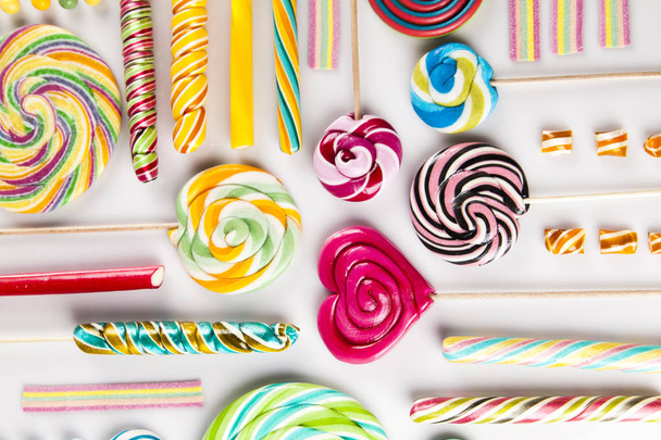 Caramelos de varios colores
  - Foto, imagen