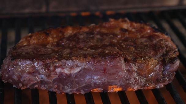 Száraz érlelt grill Entrecote Steak a grillben - Felvétel, videó