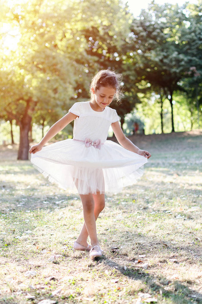 küçük kız açık havada dans - Fotoğraf, Görsel