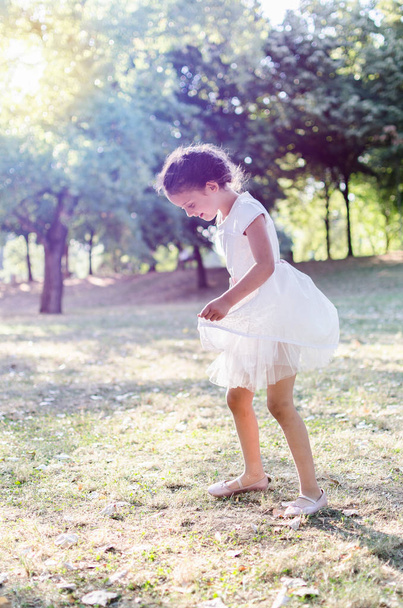 mała dziewczynka tańczy na zewnątrz - Zdjęcie, obraz