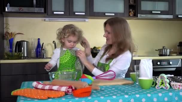 Nanny oppas vrouw veel plezier in de keuken met mooie peuter meisje - Video
