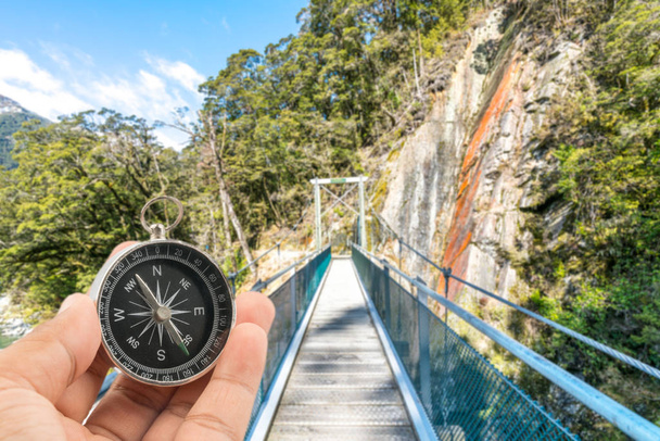 Étape sur un pont suspendu à Blue Pool, Nouvelle-Zélande
 - Photo, image