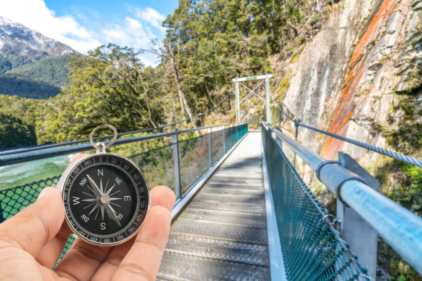 青いプール、ニュージーランドで吊り橋のステップします。 - 写真・画像