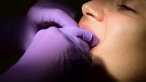 Dziewczyna pacjent Wyświetlono problem z jej zęby u dentysty - Materiał filmowy, wideo